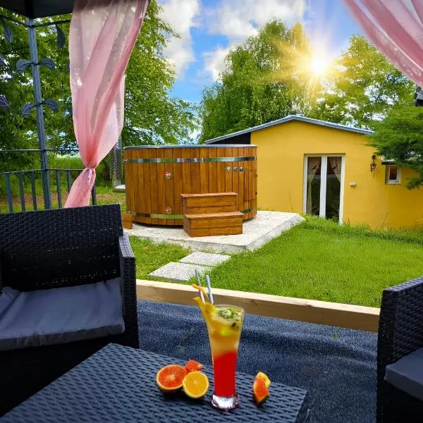 Ranch 66 - Wellness chata Arizona ve stylu Divokého Západu s koupacím sudem，位于Tršice的酒店