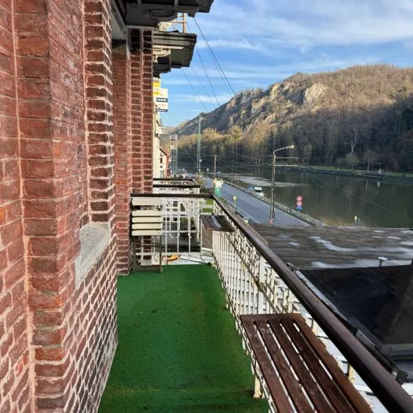 Echappée mosane GITE 10 PERSONNES MAX，位于Waulsort的酒店