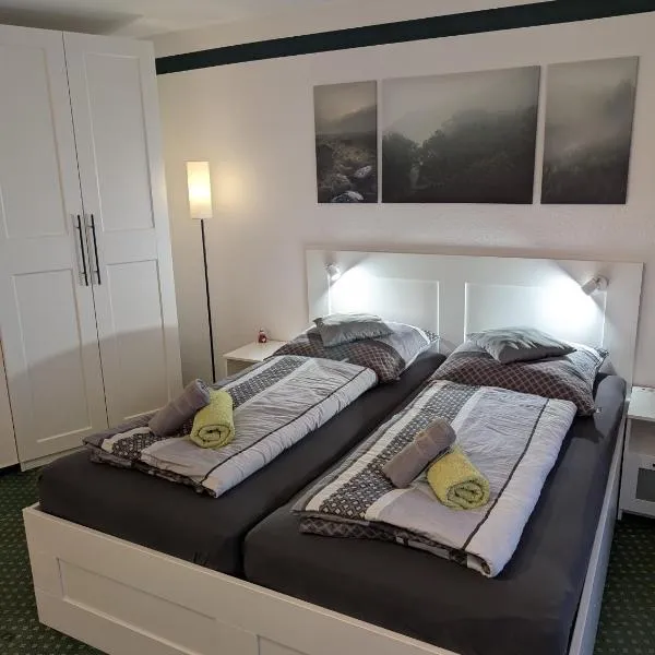 Apartment "Waldrand" mit Balkon und Pool - Renoviert 2026，位于巴特埃森的酒店