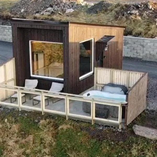 Unik og moderne microhytte med utsikt mot havet 40 A Otterlei Resort,位于Longva的酒店