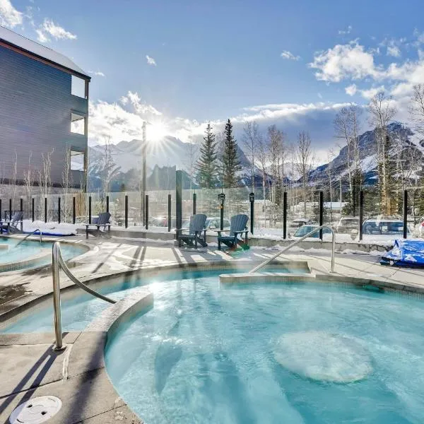 3 Bedroom with Heated Outdoor Pool and Hottub!，位于坎莫尔的酒店