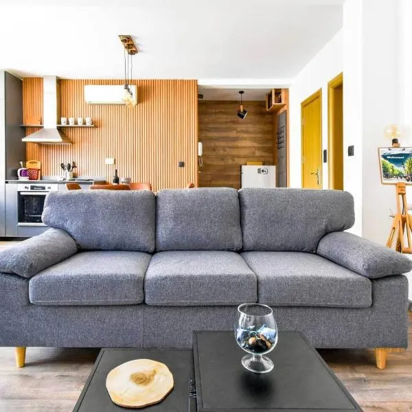 2 Apartments, 2 Parking - Sleeps 8 - Quiet Central，位于索非亚的酒店