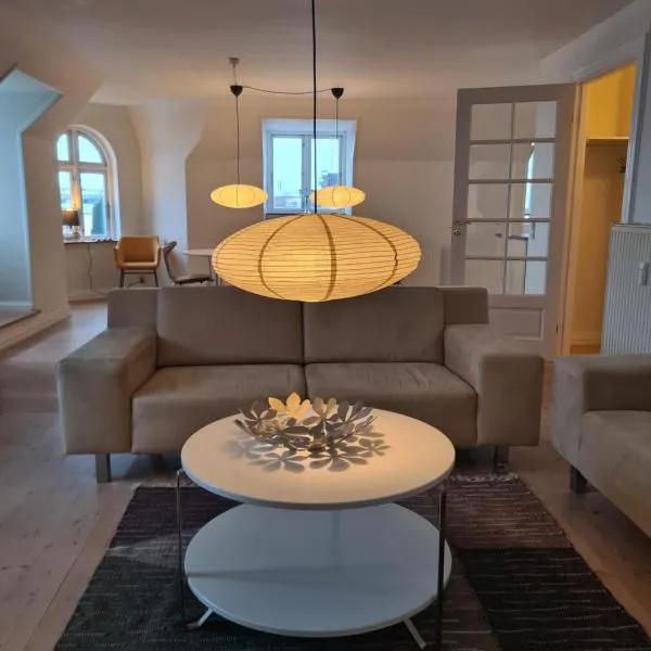 Exclusive boende Suite 2 med 4 bäddar i stort sovrum varav 2 bäddar kan stänga om sig，位于腓特烈港的酒店