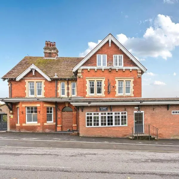The Old Railway Hotel，位于Porton的酒店