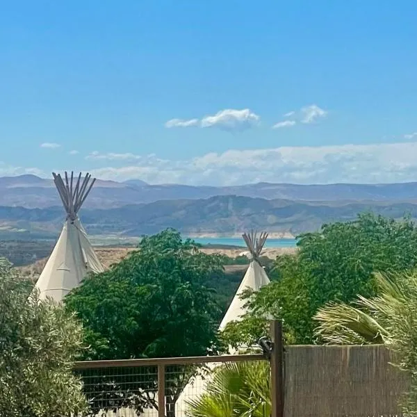 Casa Bella Teepees，位于Zújar的酒店