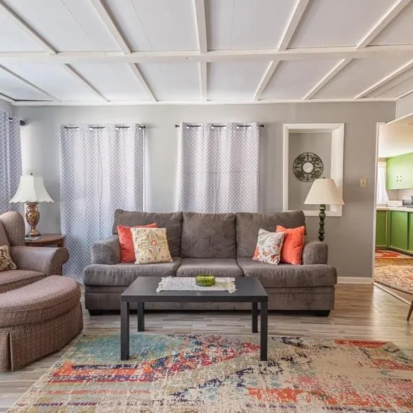 Rustic 2 Bedroom Boho Apartment，位于拉勒米的酒店