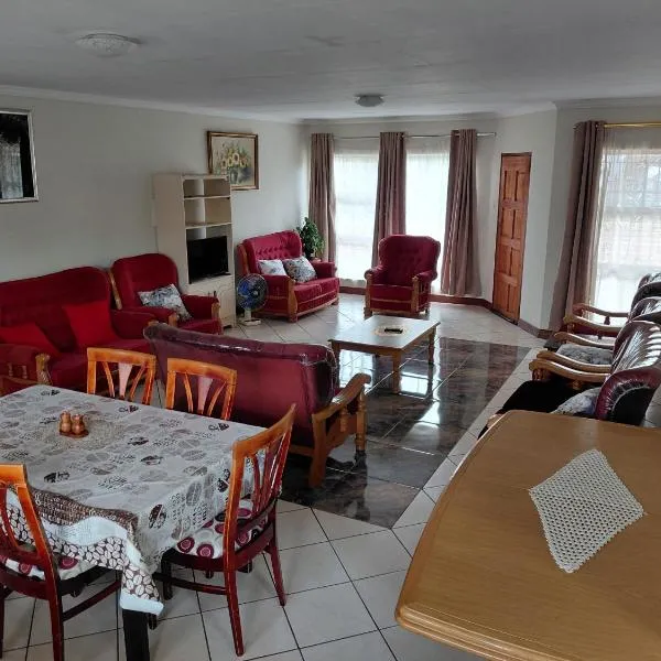 VSA SELF CATERING Accommodation Unit 2 entire house ,Sleeps 4-7，位于纽卡斯尔的酒店
