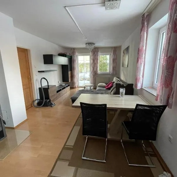 Charmante Ferienwohnung in Wimpassing Friedburg, Erdgeschoss mit großzügigen Garten，位于Lengau的酒店
