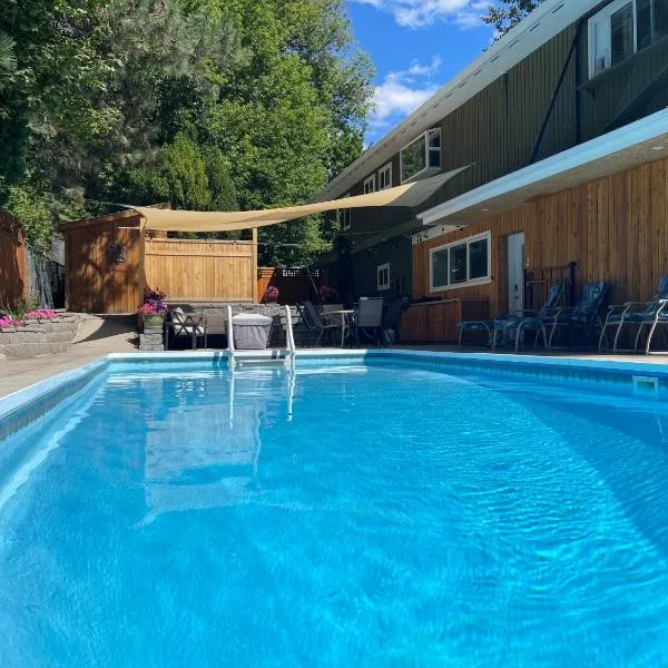Bright poolside walkout two bedroom basement suite in the Okanagan，位于彭蒂克顿的酒店