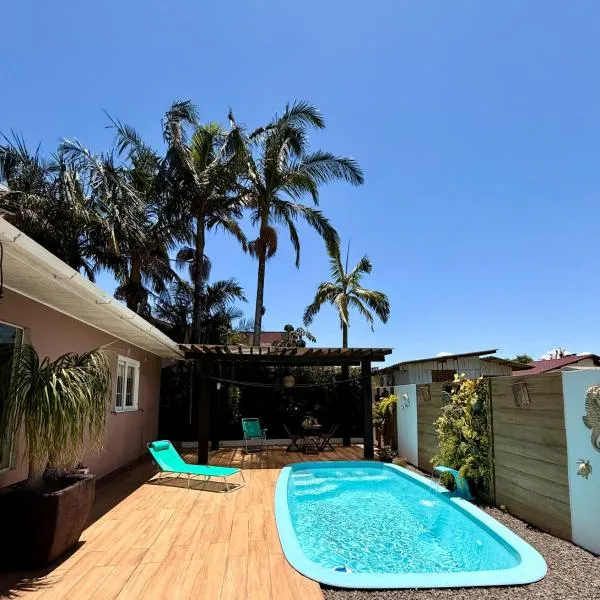 Casa Aconchegante com piscina privativa，位于Sombrio的酒店
