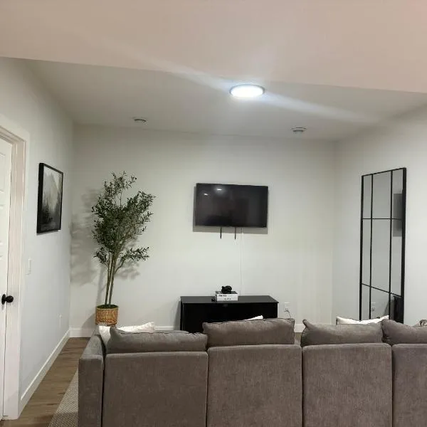 Cozy Apartment in South West Calgary，位于卡尔加里的酒店