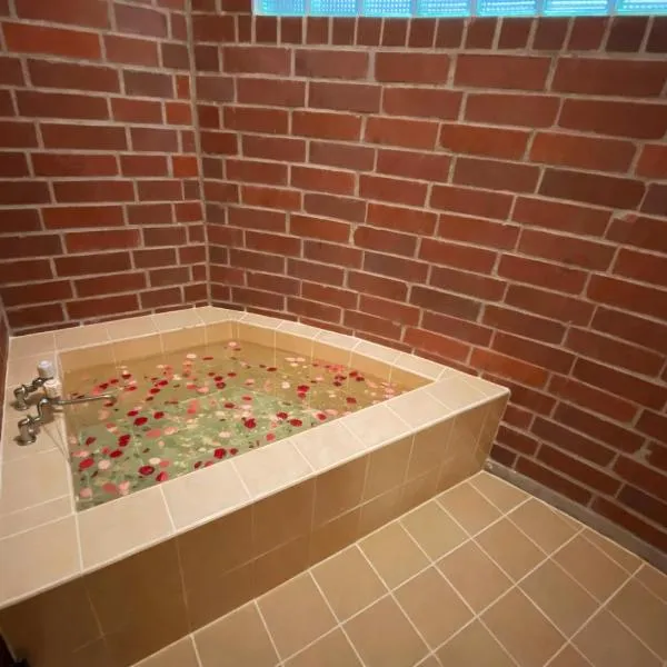 猫とピアノと星空のリゾートブティックコテージ -Starry Forest Cottage Okinawa-，位于恩纳的酒店