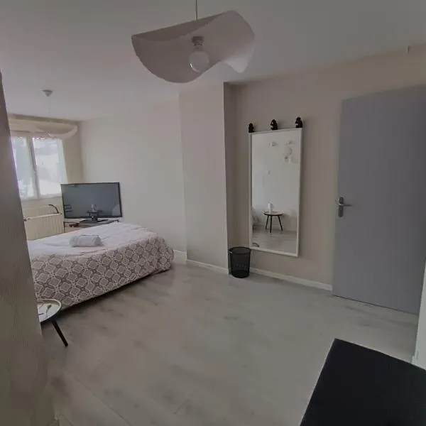 Chambre cosy , garage sécurisé pour deux-roues,位于图勒的酒店