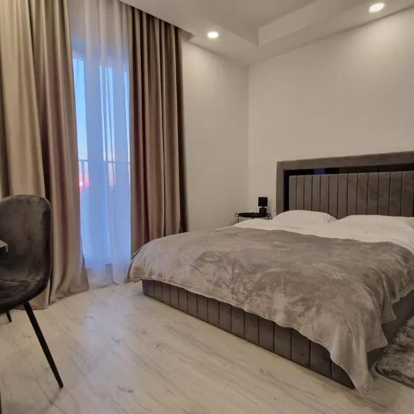 Sapphire Suite #pool&parking #Cosmopolis，位于Ştefăneştii de Sus的酒店