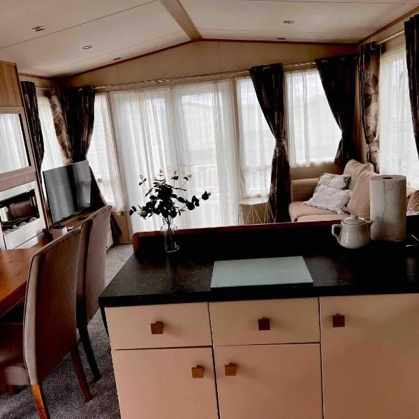 Peaceful Whitley Bay Getaway with Shared Indoor Pool，位于惠特利湾的酒店