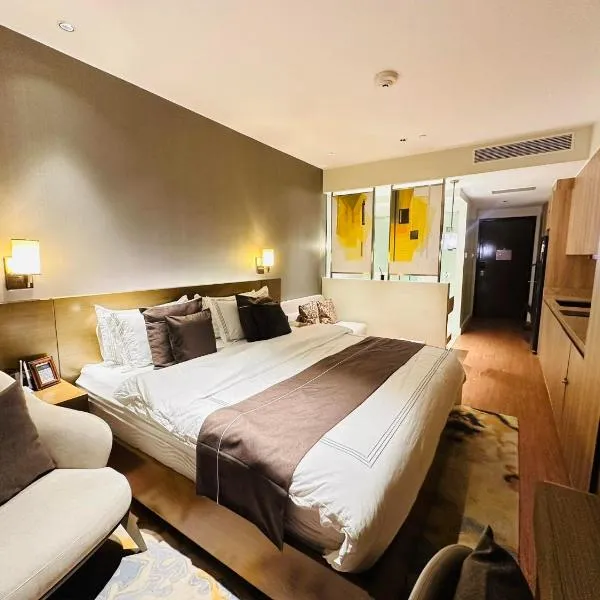 RBR Lux at Novotel Manila Hotel Residences Acqua，位于马尼拉的酒店