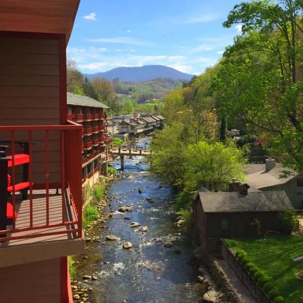 贝蒙特旅馆加套房酒店 - 河边的加特林堡，位于加特林堡的酒店