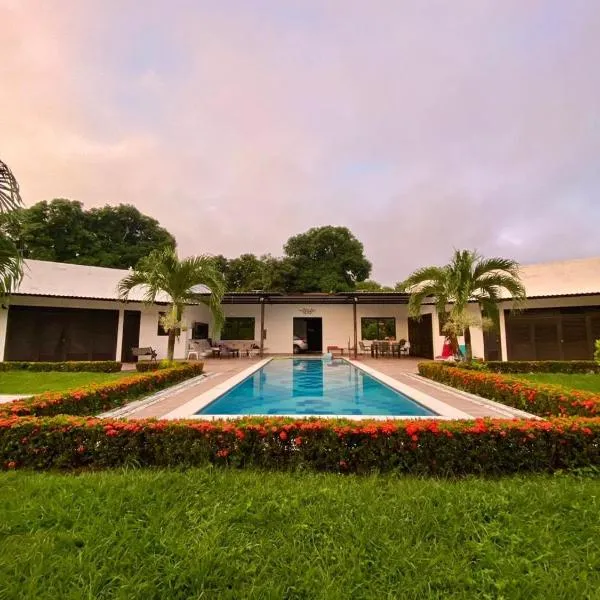 Extraordinaria casa con piscina y pura naturaleza Honda，位于亨达的酒店