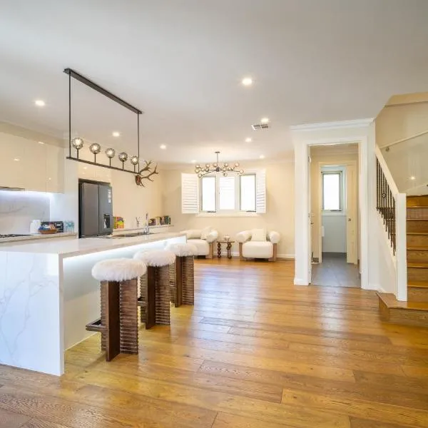 Hampton Designer Retreat 4BR Pet Friendly，位于墨尔本的酒店