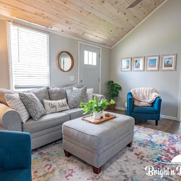 Renovated Retreat Home in Huron, close to beaches，位于休伦湖的酒店