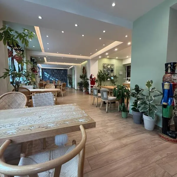 The Maroon Bottle Hotel，位于塞萨洛尼基的酒店