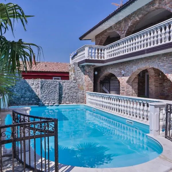 Casa Oasa Boutique rooms Gourmet Pizza Pool near Koper，位于科佩尔的酒店