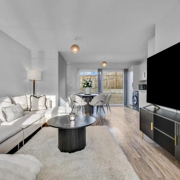 Lovely 2-Bed House with parking,位于Broomfield的酒店