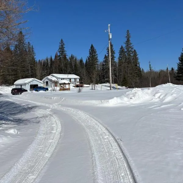 Peaceful and Heavenly Private Water Front Cottage on 100 Acres of Scenic Beauty- Trent Lakes，位于Kinmount的酒店