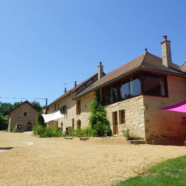 Gîte La grange des Hirondelles 15 personnes 5litsdoubles 5litssimples 1convertible chez MAYMARD Yannick à 28 route de la croix forêt à ANTULLY réf à Gîte de France G2005 Corps de ferme entièrement rénové de bon standing，位于Antully的酒店