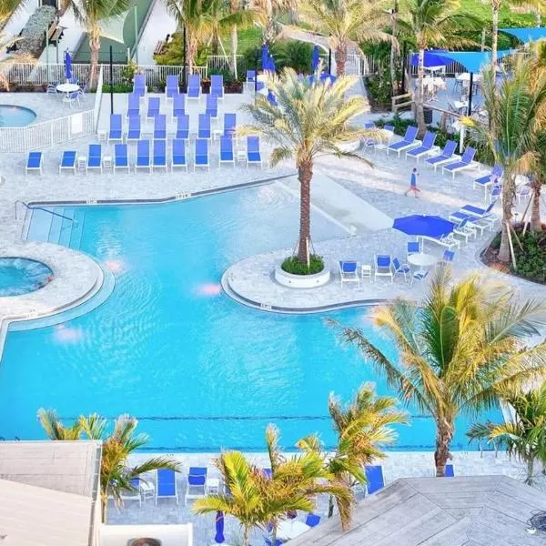 Chic Ocean Getaway - Walk to Beach, Pool & Hot Tub，位于皮尔斯堡的酒店