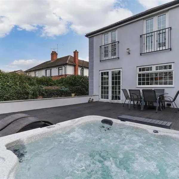 Barwick Retreat Luxury 4 Bed Detached Home Hot Tub Garden Bar，位于利兹的酒店