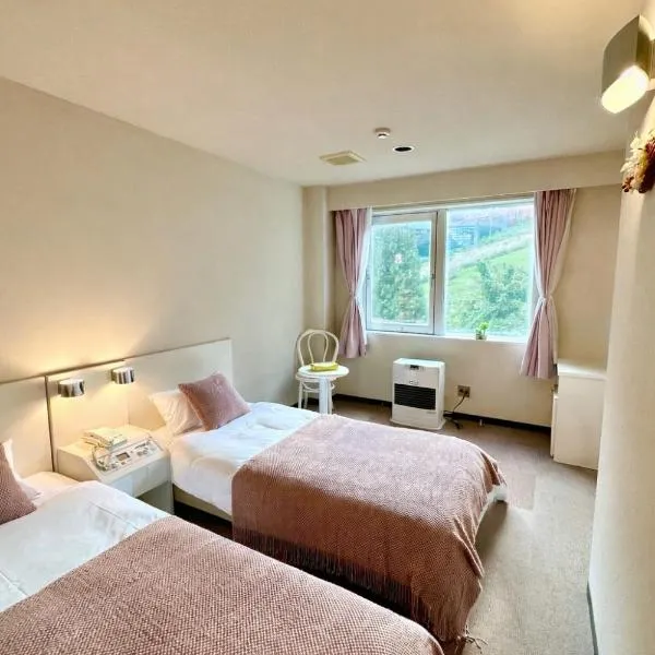 雪场缆车站旁 Hotel Justice-Ski IN Ski OUT-独立卫浴，位于关市的酒店