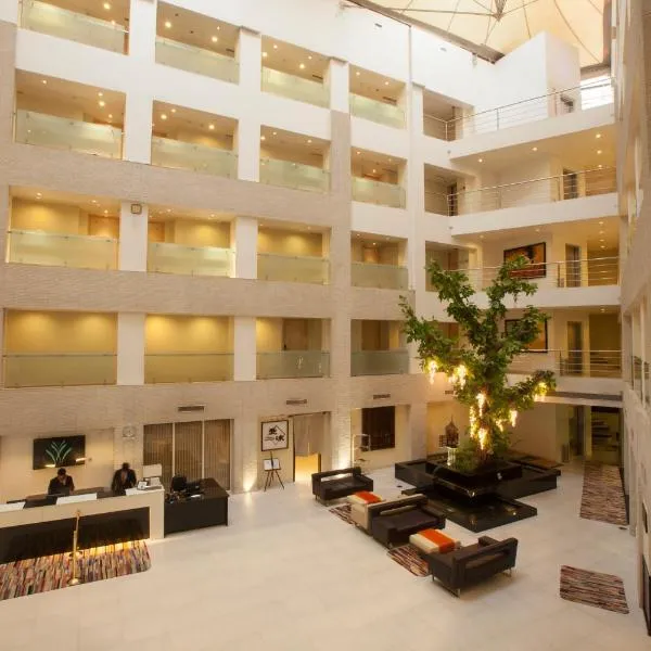 阿瓦隆万怡套房酒店，位于新德里的酒店