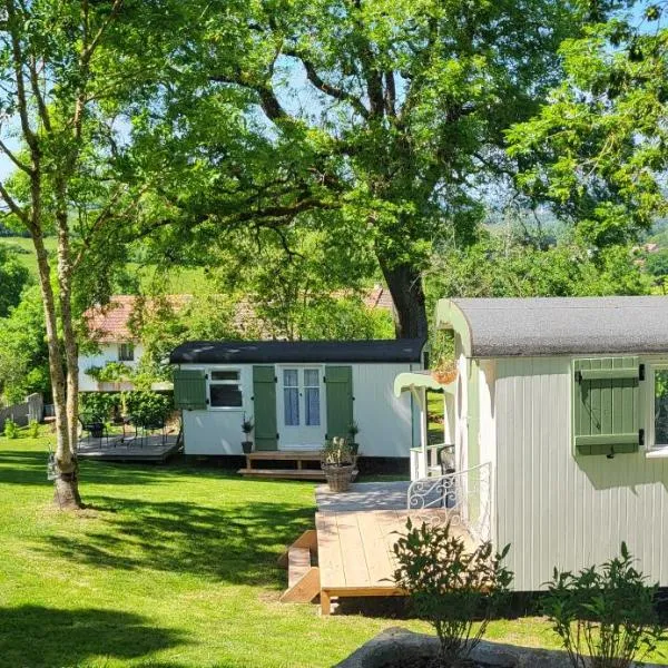 Petit a Petit - gypsy wagons and Bell tents in the Bourgogne，位于Saisy的酒店