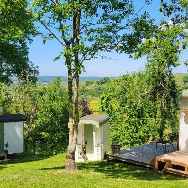 Petit a Petit - gypsy wagons and Bell tents in the Bourgogne，位于Saisy的酒店