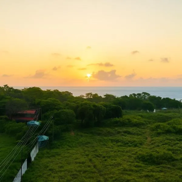 Spacious Sea-View 3BR Family Apartment near Bamburi Beach, Mombasa marine water park & PrideInn Beach resort with Pool & free Parking 5 minutes walk to the beach with a sunrise view above the Sea，位于蒙巴萨的酒店