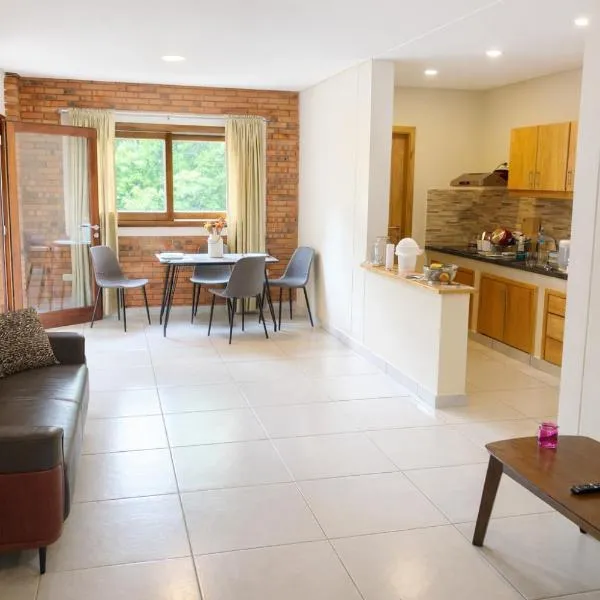 Elegante apartamento nuevo de 75 m2 con balcón y parking privado，位于Nemby的酒店