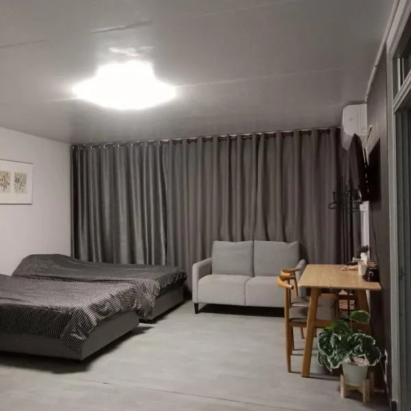 Popular Muang Thong Thani Condo, Building T9, Floor 8, Room 13，位于北革的酒店