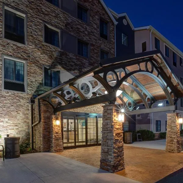 林肯东北驻桥套房假日酒店，位于林垦的酒店