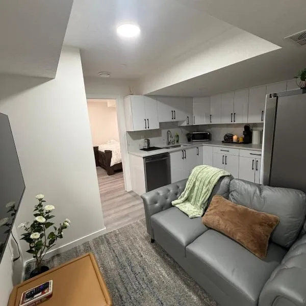 Brand New 1 Bedroom Basement Suite in Southwest，位于埃德蒙顿的酒店
