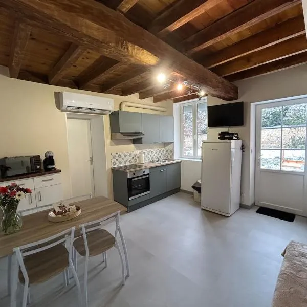 Maison avec terrasse et jardin，位于Flogny的酒店