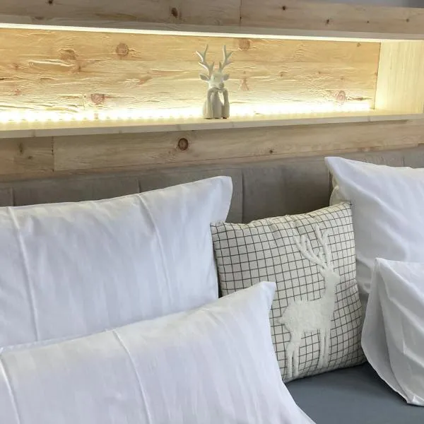 Villa Schlossblick II - Zeit zum Genießen in exklusivem Studio "Zirbenherz", Parkplatz, Smart-TV, WLAN，位于韦尼格罗德的酒店