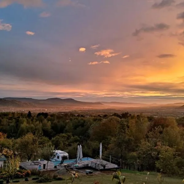 Langaland Glamping unități de cazare în natură cu mic dejun și cină incluse，位于Susenii Bîrgăului的酒店