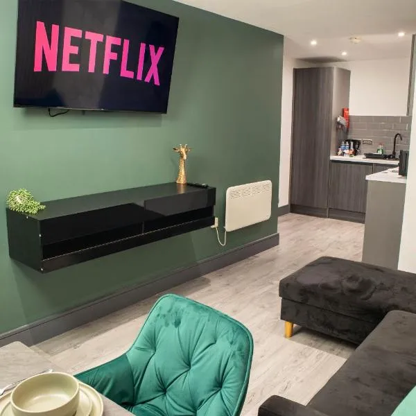 Luxury Serviced Apartment With Super King Bed Workspace WiFi & Netflix Washer Dryer Close Parking，位于布雷得佛的酒店