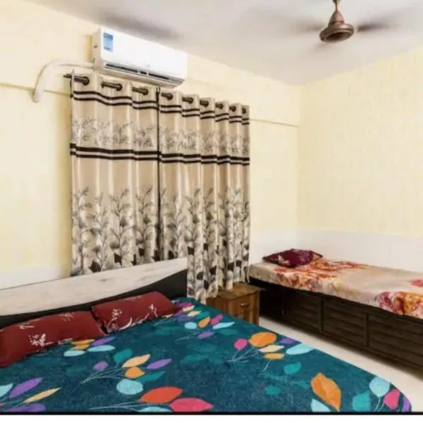 Room In Thane At ovale naka Ghodbunder road，位于塞恩的酒店