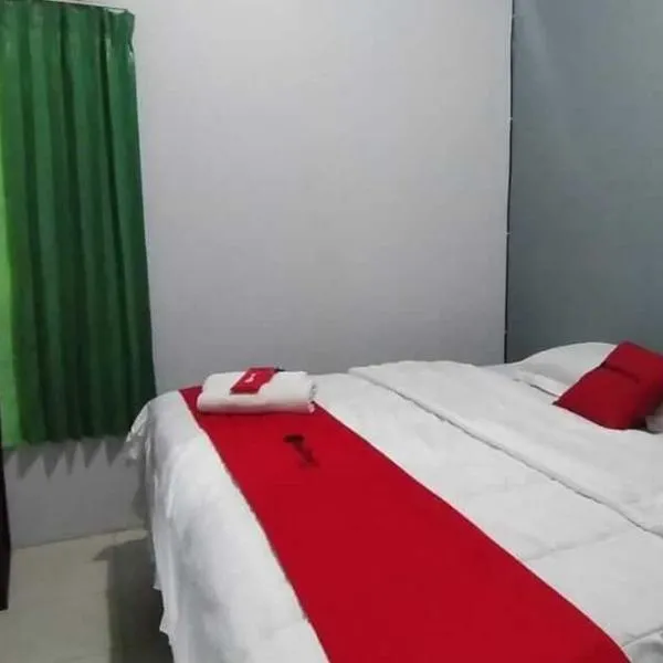 RedDoorz Plus near Alun Alun Sumenep，位于Sumenep的酒店