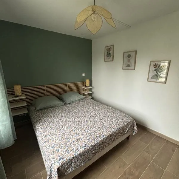 chambre avec salle de bain et coin kitchenette，位于Fontains的酒店