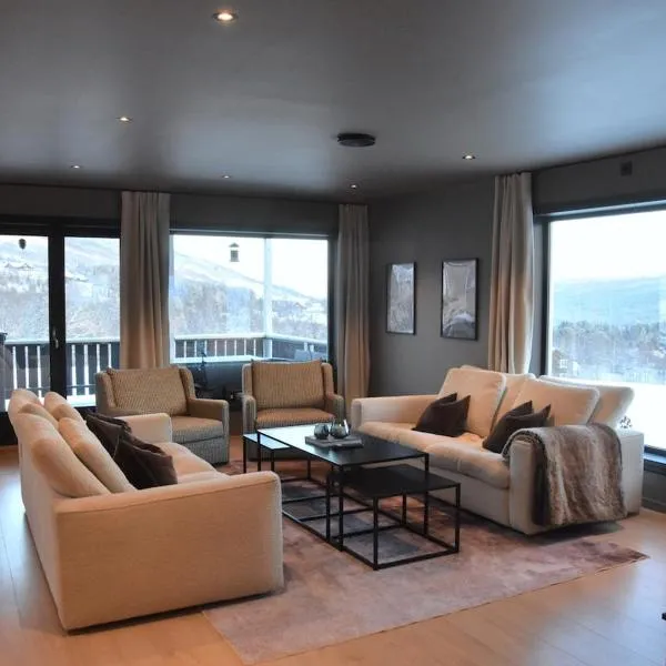 luxury home with jacuzzi，位于耶卢的酒店