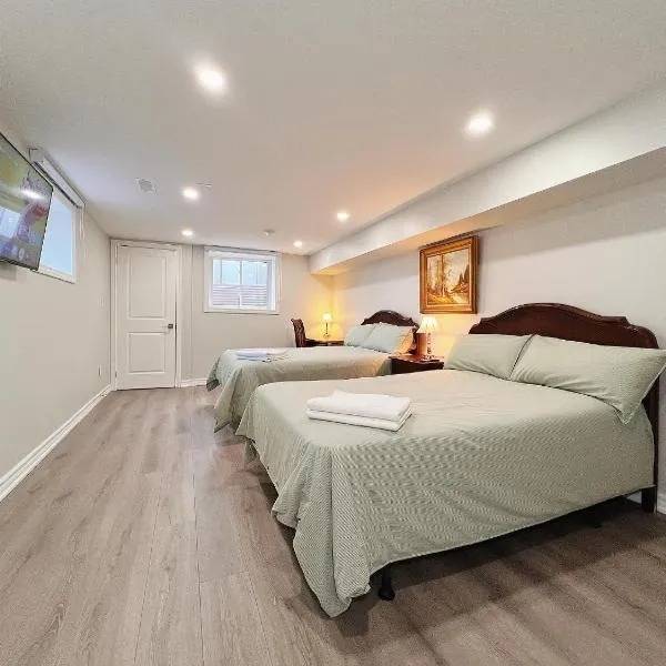Cozy & Modern Ensuite Basement Rooms - Steps to Subway & Downsview Rogers Stadium，位于多伦多的酒店