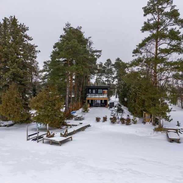 Luxury Lakefront with Sauna & EV，位于Washago的酒店